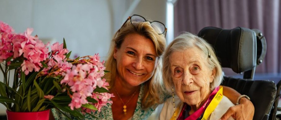 Servane Didio partageant un moment avec une aînée