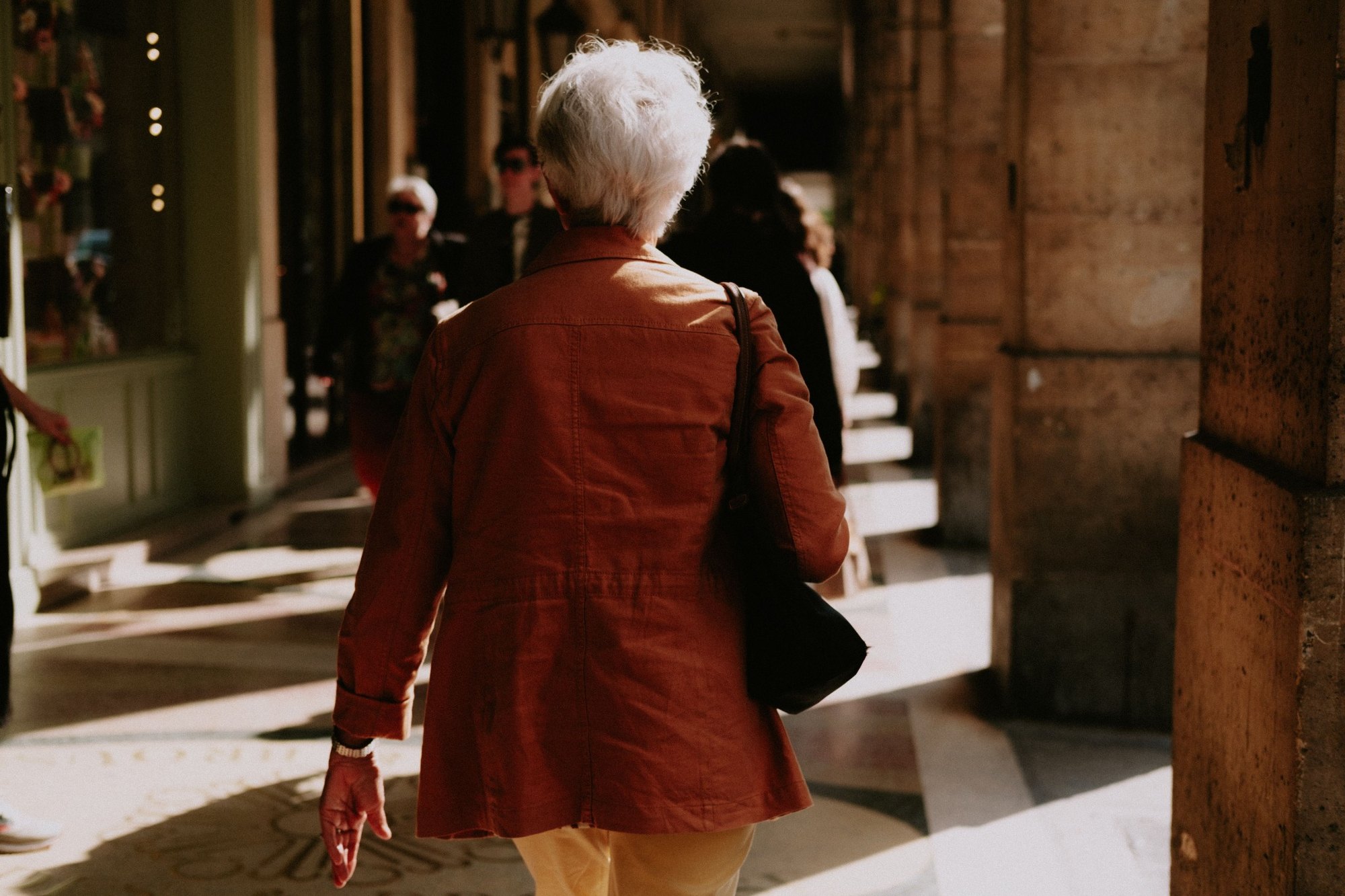 Une senior profitant d’une sortie culturelle en ville